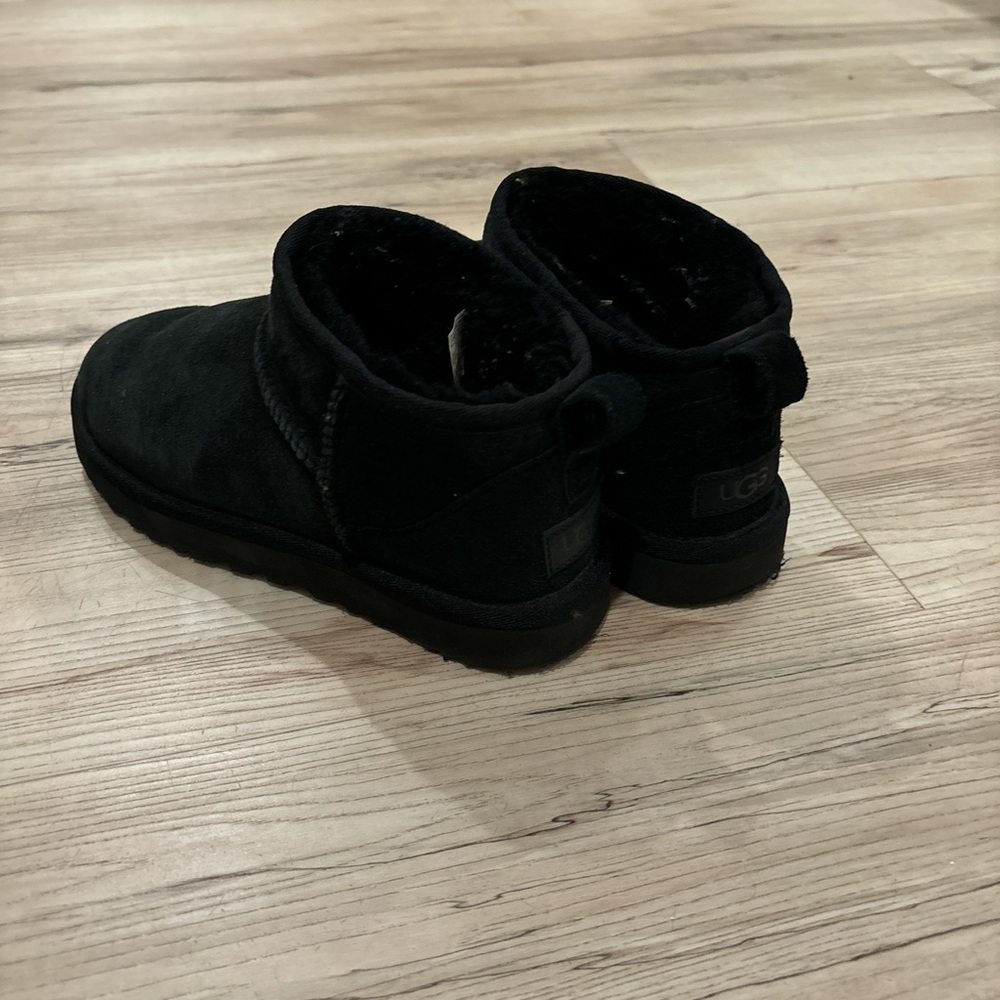 black ankle uggs - Picture 2 of 6